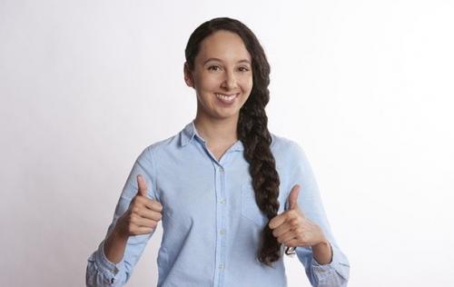 Как использовать язык тела, чтобы показаться более привлекательным. Эксперт по языку тела рассказала, как выглядеть более привлекательно